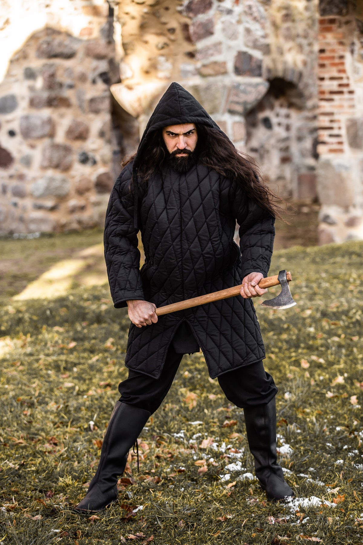 Średniowieczny gambeson, czarny