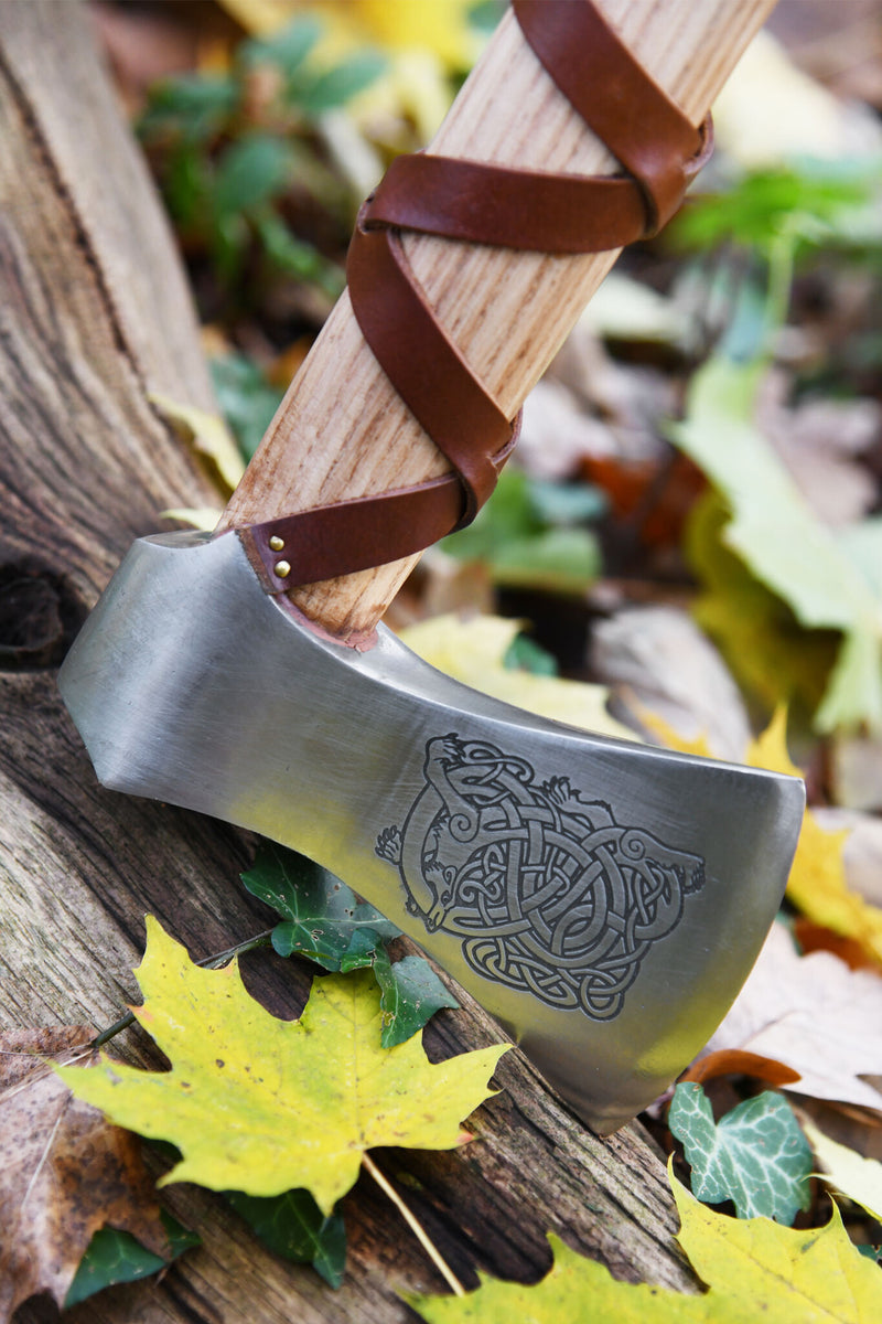 Hacha vikinga, tipo H, grabada, semi-afilada