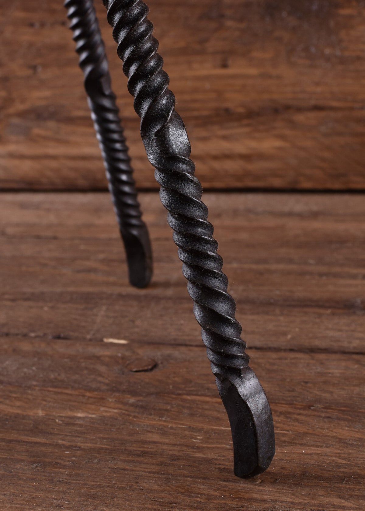 Małe palenisko ogrodowe na nogach