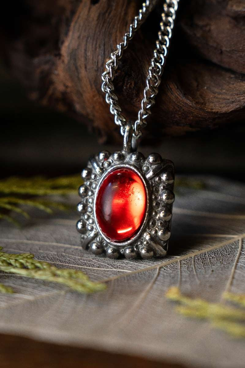 Tudor Kette Elizabeth, roter Edelstein, versilberte Bronze