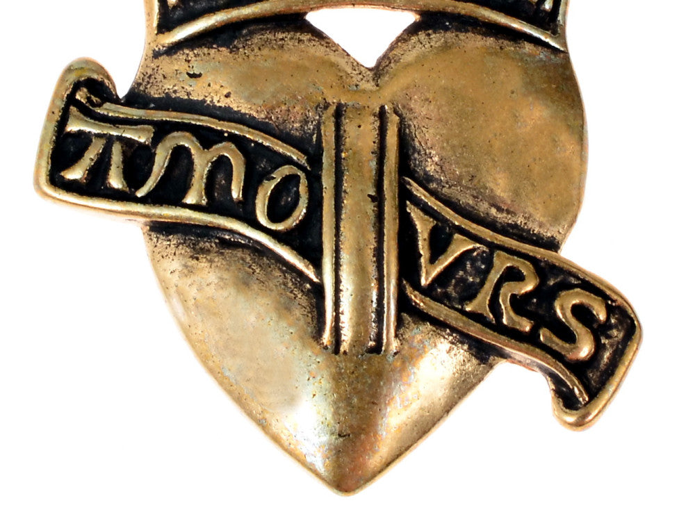 Pingente medieval com coração coroado 'Amours' Valenciennes, século XIV, bronze prateado