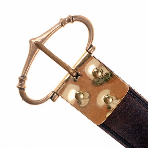 Cinto medieval com fivela de bronze rebitada, couro preto