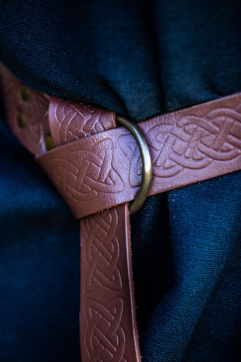 Cinturón celta con cierre de anilla, marrón