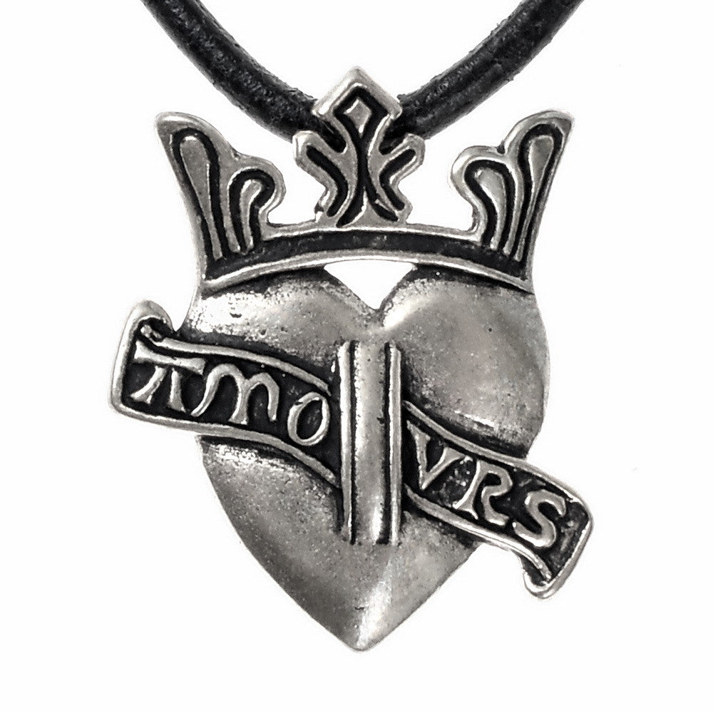 Pingente medieval com coração coroado 'Amours' Valenciennes, século XIV, bronze prateado