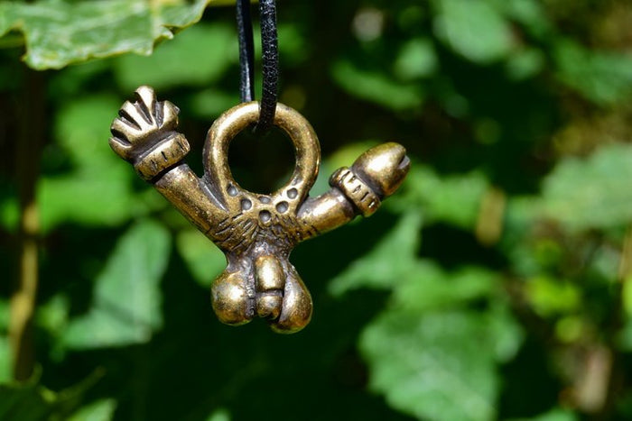 Romeins fascinum-amulet Kalkriese, 1e eeuw, messing