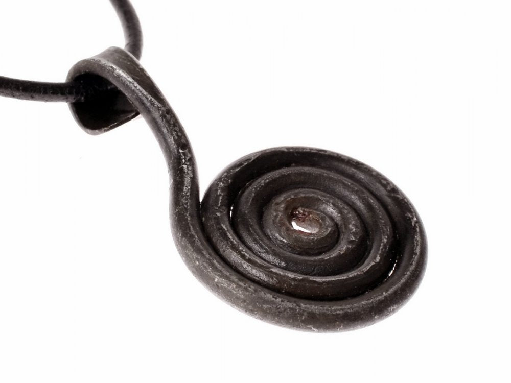 Smidd Solsnurra solspiral -amulett, järn