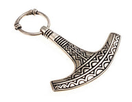 Martillo de hacha ukkoamuleto Ylipää, siglo IX, bronce plateado
