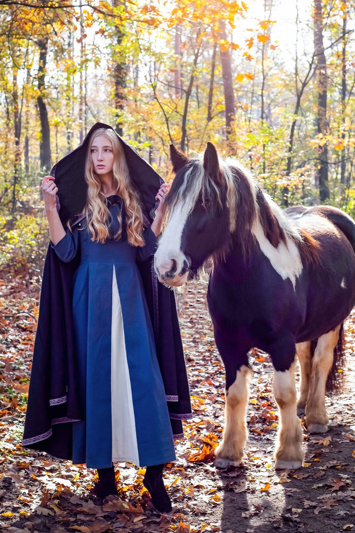 Broderet kappe Lyra, sort, uldblanding