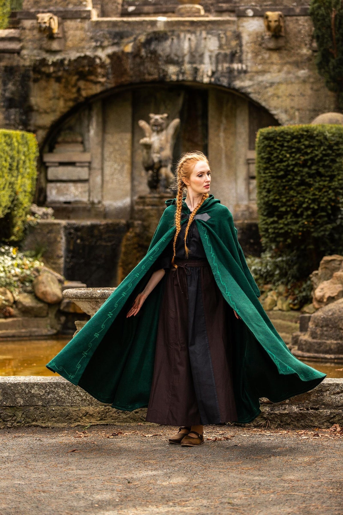 Broderet kappe Damia med lukning, grøn, uldblanding