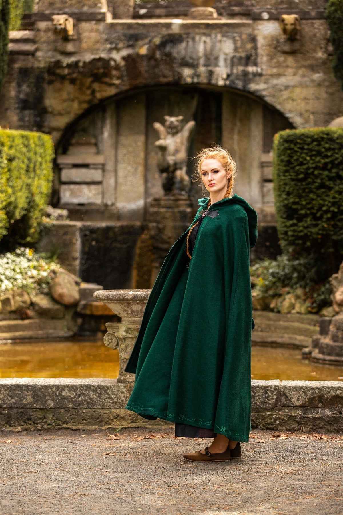 Broderet kappe Damia med lukning, grøn, uldblanding