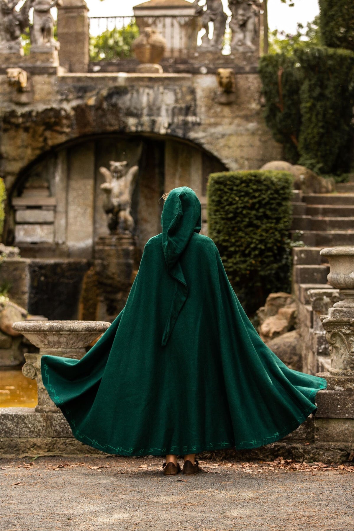 Broderet kappe Damia med lukning, grøn, uldblanding