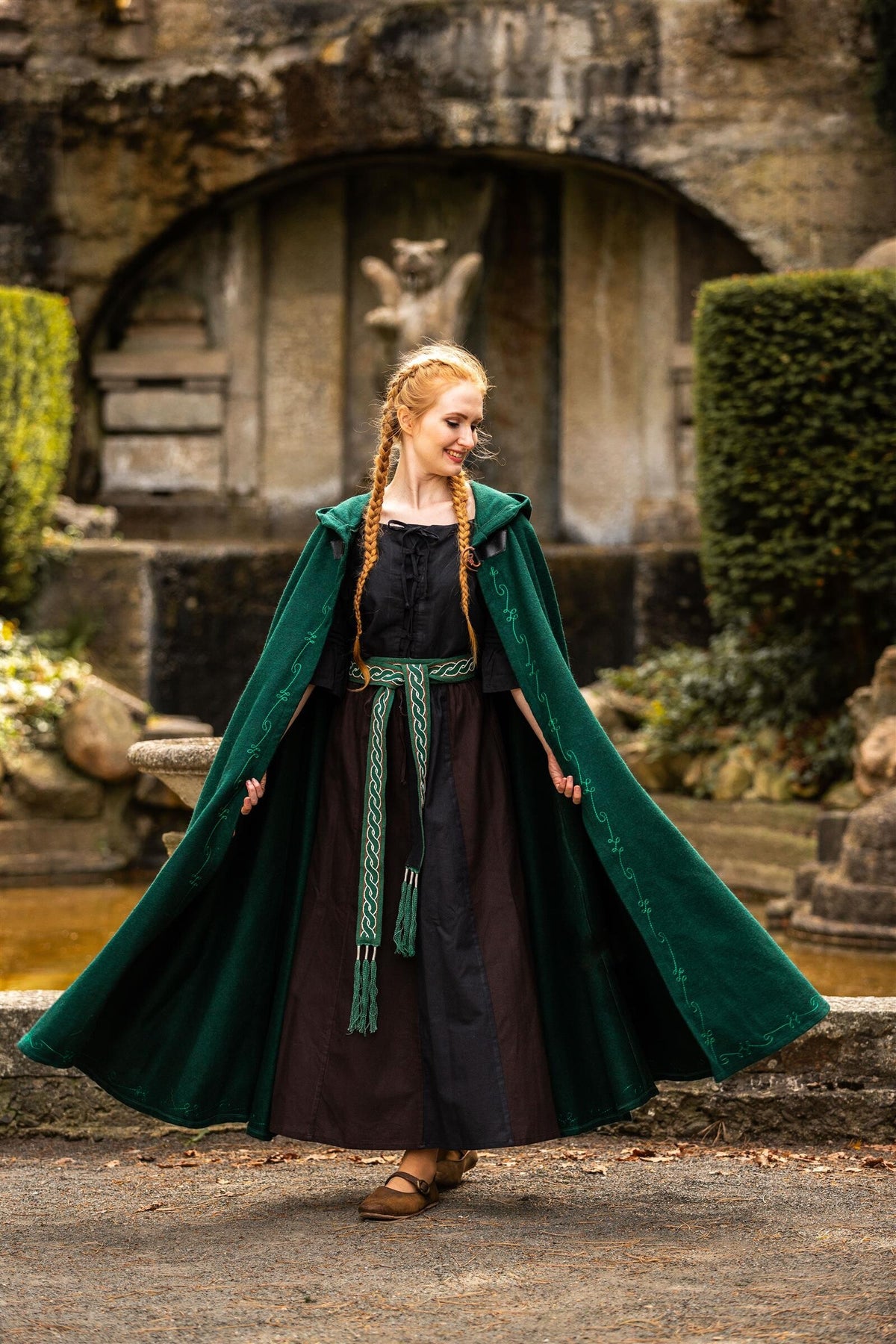 Broderet kappe Damia med lukning, grøn, uldblanding