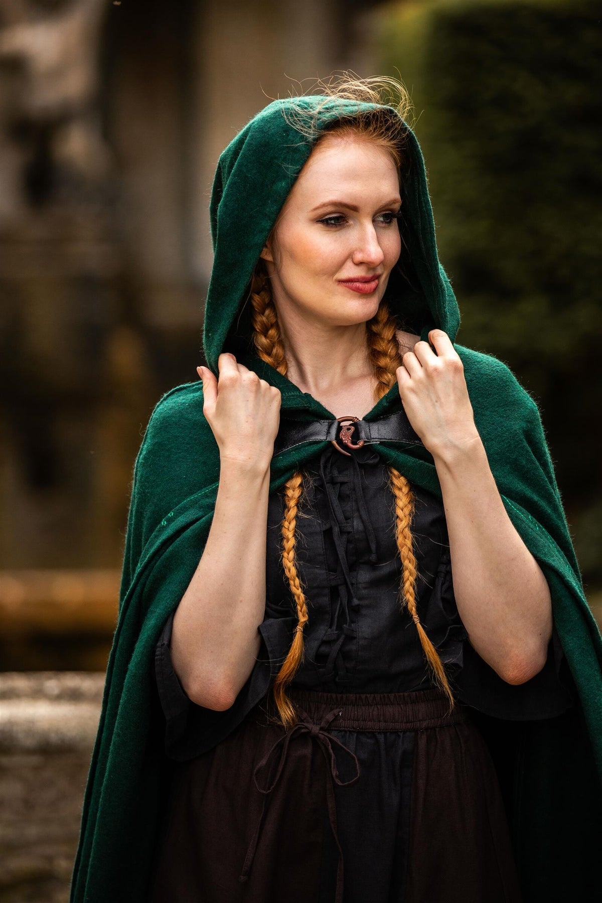 Broderet kappe Damia med lukning, grøn, uldblanding