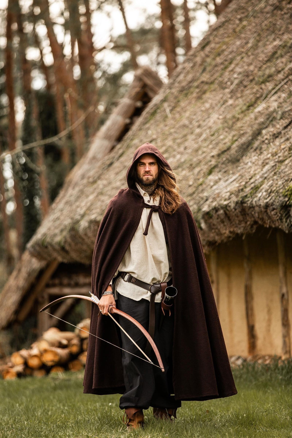 Mantello medievale con cappuccio, marrone