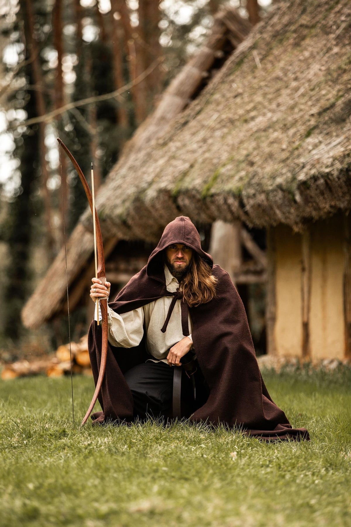 Mantello medievale con cappuccio, marrone