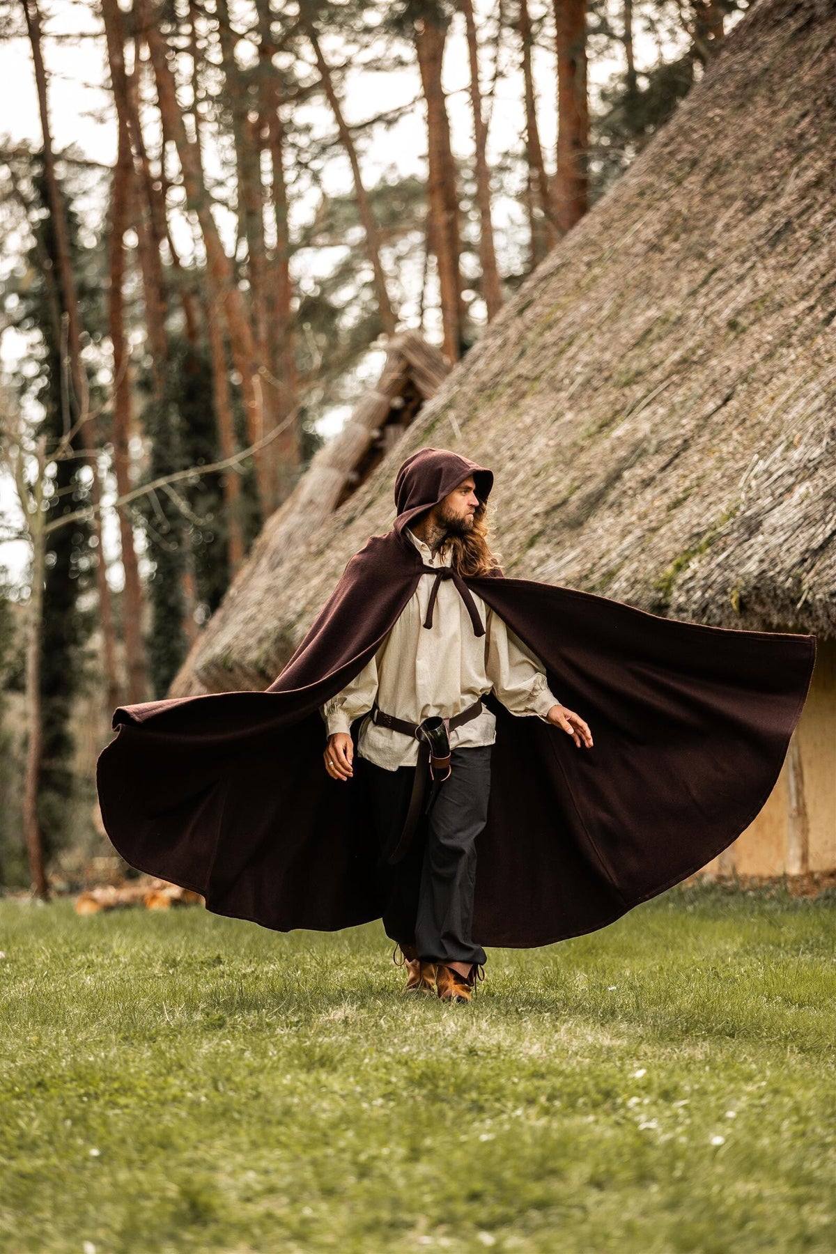Mantello medievale con cappuccio, marrone