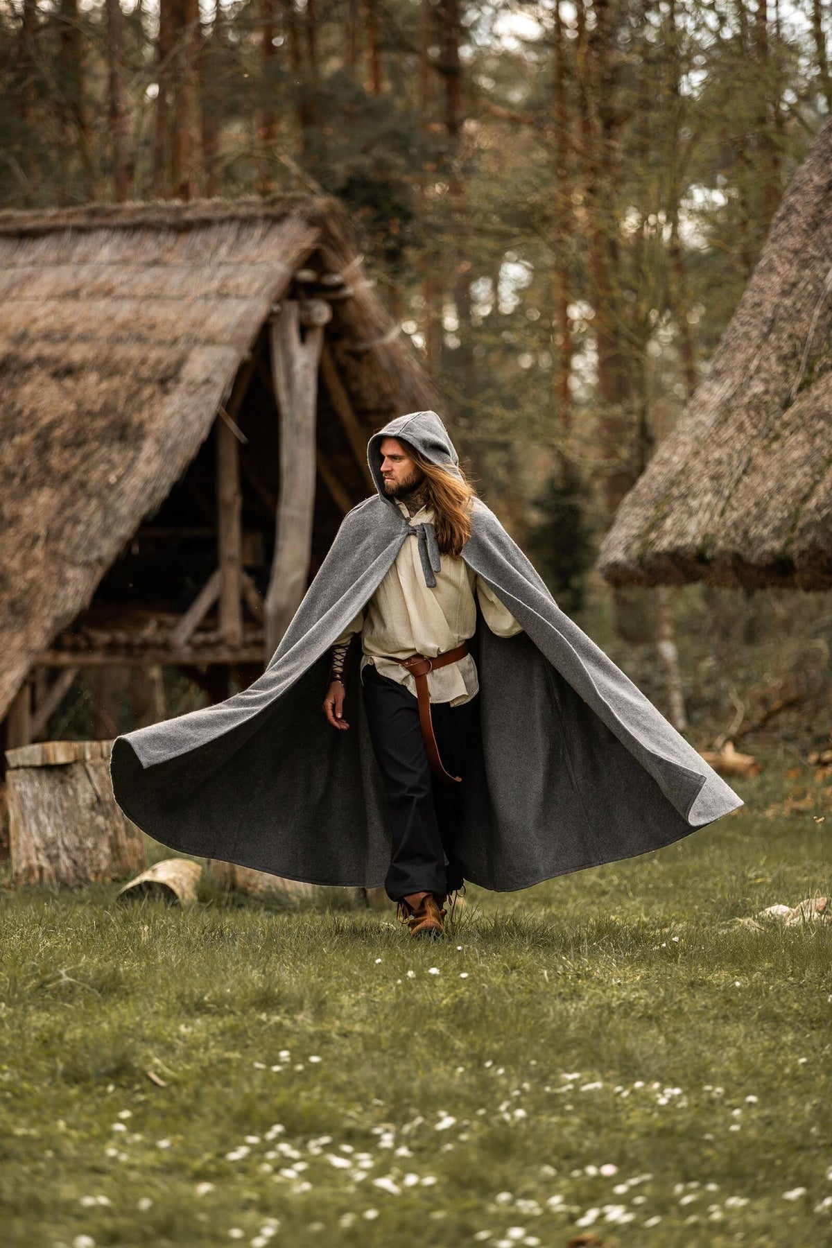 Capa medieval con capucha, gris, mezcla de lana