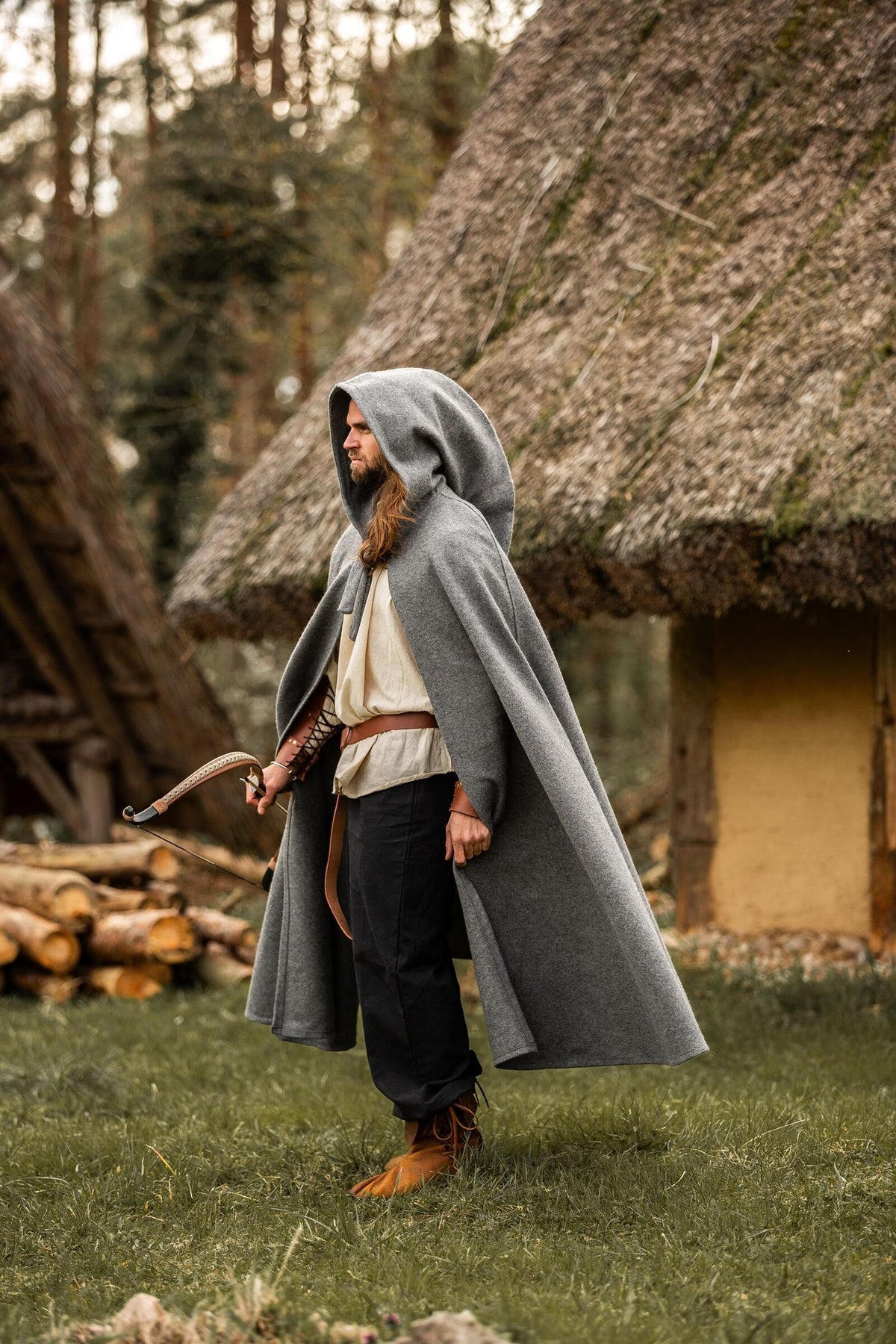 Capa medieval con capucha, gris, mezcla de lana