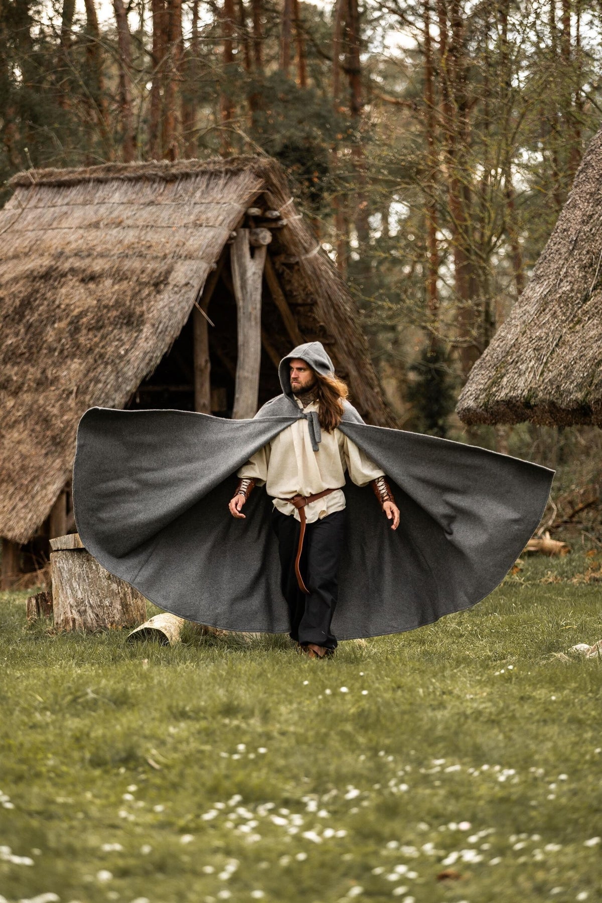 Capa medieval con capucha, gris, mezcla de lana