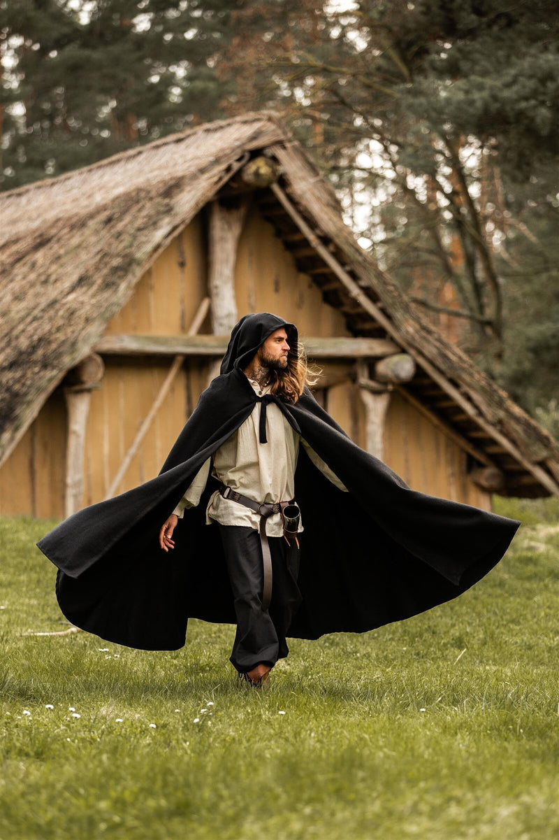Capa medieval con capucha, negra, mezcla de lana